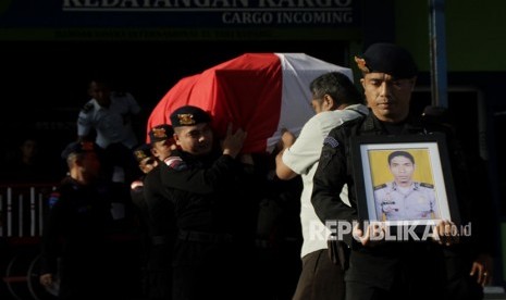 Sejumlah personel Brimob Polda NTT mengusung peti jenazah Bripka Pol Marhum Prencje yang menjadi korban penusukan pascakerusuhan di Mako Brimob Depok, saat tiba di Bandara El Tari Kupang, NTT, Jumat (11/5).