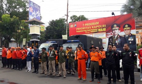 Sejumlah personel dari berbagai instansi mengikuti apel kesiapsiagaan bencana di Mapolresta Makota, Senin (6/1).