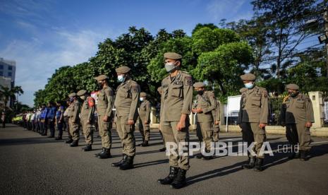 Sejumlah personel gabungan mengikuti apel gabungan di Mapolrestro Tangerang Kota, Banten, Jumat (2/7/2021). Apel gabungan yang diikuti oleh TNI, Polri dan dinas terkait tersebut dalam rangka persiapan Operasi Aman Nusa II sebagai lanjutan penanganan COVID-19 dan PPKM Darurat di Kota Tangerang. 