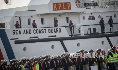 Sekitar 3.000 personel gabungan rencananya akan dikerahkan selama perayaan Natal dan Tahun Baru (Nataru) di Provinsi Banten. Foto: Sejumlah personel gabungan mengikuti Apel Siaga Komite Keamanan Pelabuhan Tanjung Priok di Dermaga Ex JICT 2, Pelabuhan Tanjung Priok, Jakarta, Kamis (17/10/2019). 