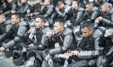 A number of police personnel broke the fast together after the peaceful security action on Jalan MH Thamrin, Jakarta, Friday, May 24, 2019.