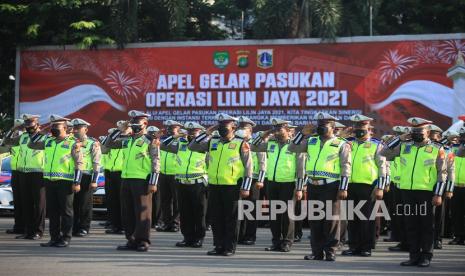 Sejumlah personel kepolisian mengikuti Apel Gelar Pasukan Operasi Lilin Jaya 2021 di lapangan Polda Metro Jaya, Jakarta, Kamis (23/12/2021). Sebanyak delapan ribu personel gabungan diturunkan dalam melaksanakan Operasi Lilin Jaya 2021 di wilayah DKI Jakarta dan sekitarnya sebagai bagian dari pengamanan Natal 2021 dan Tahun Baru 2022.