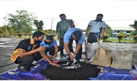 Sejumlah personel Pangkalan Udara (Lanud) Supadio di Pontianak mengikuti penyuluhan pertanian dari Dinas Pertanian Kabupaten Kubu Raya di Pontianak