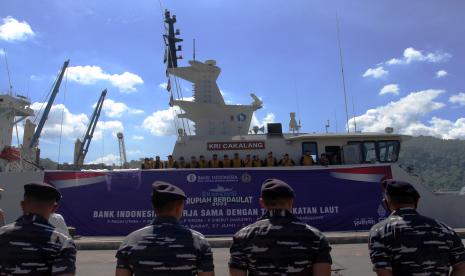 Sejumlah personel Pangkalan Utama TNI Angkatan Laut II (Lantamal II) Padang melepas keberangkatan tim Ekspedisi Rupiah Berdaulat 2022 di Teluk Bayur Padang, Sumatera Barat, Senin (27/6/2022). Bank Indonesia perwakilan Sumatera Barat bekerja sama dengan Lantamal II Padang menyalurkan uang layak edar senilai Rp5,9 Miliar dengan menggunakan KRI Cakalang 852 untuk ditukar dengan uang rusak dari masyarakat di pulau terdepan, terluar, terpencil (3T). 