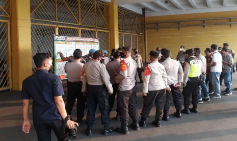 Sejumlah personel pengaman pembukaan Liga 1 2021/22 di Stadion Utama Gelora Bung Karno, Jumat (27/8).