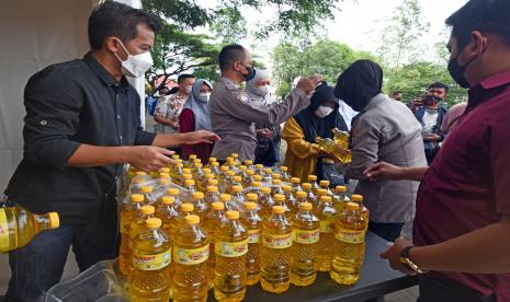 Sejumlah personel polisi membantu pedagang menjual minyak goreng kepada warga saat Operasi Pasar Minyak Goreng Murah di Alun-alun Serang, Banten. Ikatan Pedagang Pasar Indonesia (Ikappi) menyampaikan langkah pemerintah untuk memangkas rantai distribusi minyak goreng masih belum efektif. Hal itu menyebabkan sebagian pedagang masih menjual minyak goreng melebihi harga eceran tertinggi (HET) yang ditetapkan pemerintah.