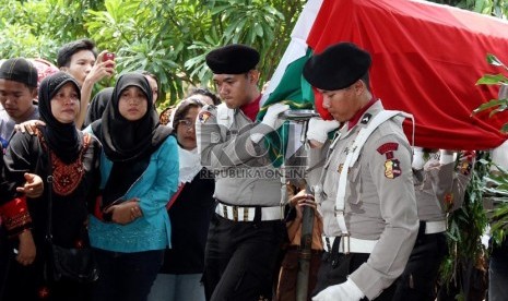   Sejumlah personel polisi mengusung peti berisi jenazah almarhum Aipda Anumerta Sukardi saat prosesi pemakaman di TPU Kemiri, Jakarta Timur. Rabu (11/9). (Republika/Adhi Wicaksono)