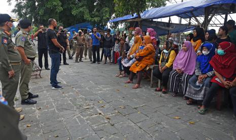 Sejumlah personel Polisi Pamong Praja Provinsi Banten memberi arahan kepada para pedagang yang kedapatan melanggar pembatasan kegiatan masyarakat di kawasan wisata kompleks Kesultanan Banten, di Kasemen, Serang, Banten, Senin (29/3/2021). Pemda setempat terus menertibkan para pedagang yang tidak mematuhi peraturan pembatasan kegiatan masyarakat (PPKM) saat pandemi seperti melanggar jam operasional, berkerumun, serta tidak menggunakan masker untuk mencegah penyebaran COVID-19.