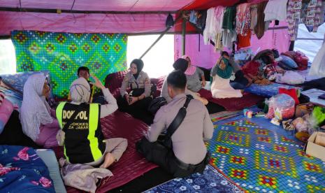 Sejumlah personel Polres Ciamis melakukan trauma healing kepada korban gempa bumi di Kabupaten Cianjur.