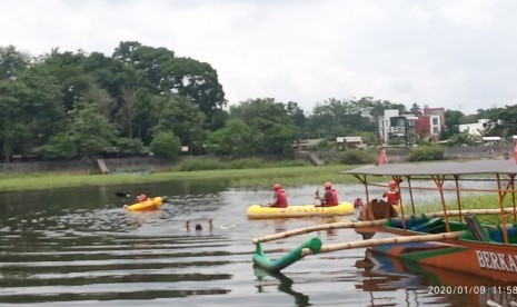 Sejumlah personel Polres Tasikmalaya Kota menggelar simulasi evakuasi korban bencana banjir di Situ Gede, Kota Tasikmalaya, Kamis (8/1).