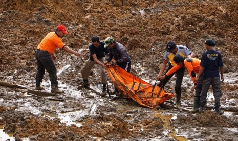 Sejumlah personel SAR dan TAGANA, mengevakuasi korban longsor di Dusun Jemblung, Desa Sampang, Kecamatan Karangkobar, Banjarnegara, Jateng, Sabtu (13/12). Longsor menimbun 40 rumah di desa itu pada Jumat (12/12) sore. 