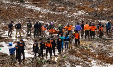 Sejumlah personel SAR dan TAGANA mengevakuasi korban longsor di Dusun Jemblung, Desa Sampang, Kecamatan Karangkobar, Banjarnegara, Jateng, Sabtu (13/12). Longsor menimbun 40 rumah di desa itu pada Jumat (12/12) sore. 