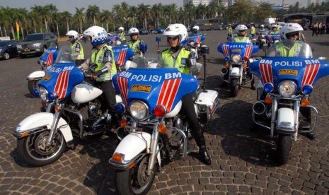  Sejumlah personel Satlantas Polda Metro Jaya mengikuti upacara gelar pasukan Operasi Ketupat 2012 di Lapangan Monas, Jakarta, Jumat (10/8). (Agung Fatma Putra)