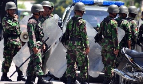 Sejumlah personel TNI AD dari Batalyon 711 Raksatama lengkap dengan tameng mereka diturunkan untuk membantu Polri setelah terjadinya bentrokan warga antar desa di Palu, Sulawesi Tengah, Rabu (4/4). Akibat bentrokan itu sedikitnya lima rumah terbakar, dua p