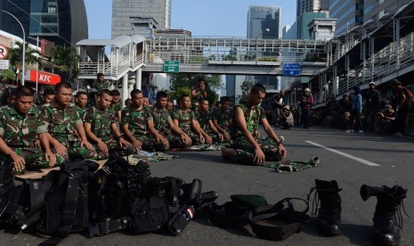 Fakta-Fakta tentang Sholat Zhuhur dan Keutamaannya. Foto: Sejumlah personel TNI AD menunaikan Sholat Zhuhur ketika berjaga di depan gedung Bawaslu, Jalan MH. Thamrin, Jakarta, Rabu (22/5/2019).