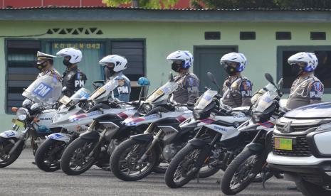 Sejumlah personel TNI dan Polisi Lalu Lintas mengikuti gelar pasukan Operasi Patuh Krakatau 2021 di Lapangan olah raga Korem Garuda Hitam Lampung, Lampung, Senin (20/9/2021). Operasi Patuh Krakatau 2021 tersebut berlangsung selama 14 hari dimulai 20 September hingga 3 Oktober 2021 dengan mengerahkan personel gabungan dari unsur TNI, Polri, Satpol PP, BPBD, dan Dishub bertujuan untuk menigkatkan disiplin protokol kesehatan dan tertib berlalu lintas mencegah penyebaran COVID-19 dan mewujudkan keamanan, keselamatan, ketertiban dan kelancaran lalu lintas di Lampung.