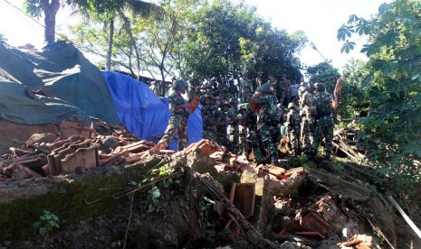 Sejumlah personel TNI mengevakuasi puing bangunan yang longsor di Gang Andong Rt 3/4 Kelurahan Pabaton, Kota Bogor, Jawa Barat, Rabu (8/6). Hujan deras yang terjadi pada selasa (7/6) petang membuat satu rumah rusak parah terkena material longsoran dan tida