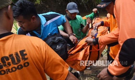 Sejumlah personil BPBD dan relawan mengevakuasi jenazah / Ilustrasi 