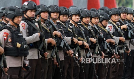 Sejumlah personil Brimob mengikuti arahan dan petunjuk pada apel kesiapan pasukan pengamanan Pilkada Kota Gorontalo di Sekolah Polisi Negara (SPN) di Kabupaten Gorontalo, Gorontalo, Selasa (26/6). 