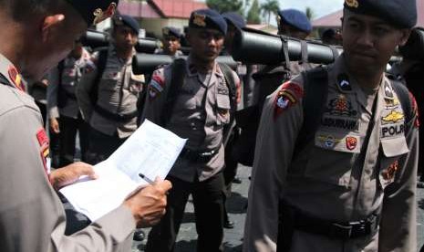 Sejumlah personil Brimob Polda Sultra mengikuti apel sebelum diberangkatkan ke lokasi gempa bumi di Palu dan Donggala, di Kendari, Sulawesi Tenggara, Sabtu (29/9).