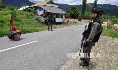  Sejumlah personil Brimob yang tergabung dalam Satuan Tugas (Satgas) Operasi Tinombala 2017 berjaga di Kecamatan Lore Utara, Kabupaten Poso, Sulawesi Tengah.  (ilustrasi)