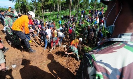  Sejumlah personil gabungan TNI, Basarnas dan polisi melakukan pencarian korban longsor di Kampung Cibitung, Desa Margamukti, Pangalengan, Kabupaten Bandung, Rabu (6/5). (Republika/Septianjar Muharam)