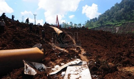  Sejumlah personil gabungan TNI, Basarnas dan polisi melakukan pencarian korban longsor di Kampung Cibitung, Desa Margamukti, Pangalengan, Kabupaten Bandung, Rabu (6/5). (Republika/Septianjar Muharam)