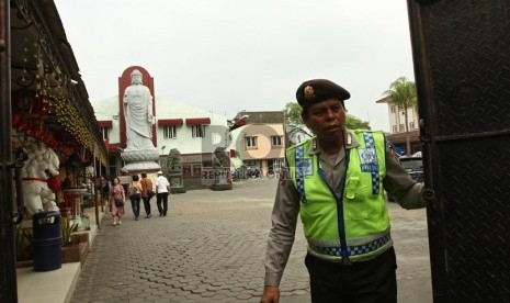   Sejumlah personil kepolisian berjaga di Vihara Ekayana, Duri Kepa, Jakarta Barat, Senin (5/8).  (Republika/Adhi Wicaksono)