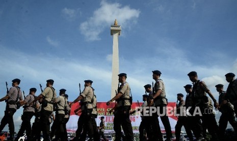 Sejumlah personil kepolisian saat mengikuti apel gelar pasukan Operasi Lilin 2016 di Silang Monas, Jakarta, Kamis (22/12).