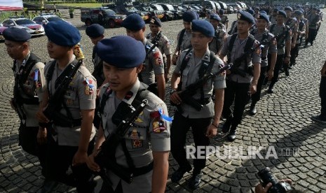 Sejumlah personil kepolisian mengikuti apel gelar pasukan Operasi Lilin 2016