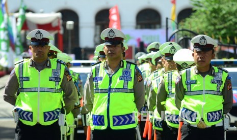 Sejumlah personil kepolisian saat mengikuti Apel Gelar Pasukan Operasi Lilin Lodaya 2016 di Depan Gedung Sate, Jalan Diponegoro, Kota Bandung, Kamis (22/12).