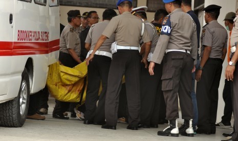 Sejumlah personel ;Polri membawa kantong jenazah Santoso ke ruang jenazah di RS Bhayangkara Palu, di Palu, Sulawesi Tengah, Selasa (19/7). 