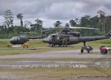  Sejumlah personil Penerbang TNI Angkatan Darat (Penerbad) saat mempersiapkan peralatan di Bandara Moses Kilangin, Timika, Sabtu (10/9), untuk evakuasi awak pesawat Susi Air.