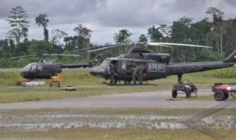 Personel TNI Angkatan Darat di Bandara Moses Kilangin, Timika. (Ilustrasi)