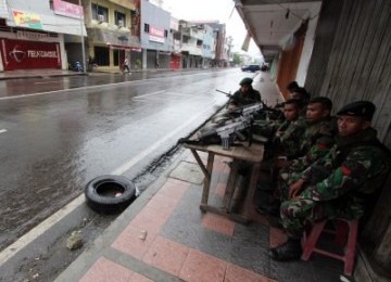 Sejumlah personil TNI AD melakukan pengamanan sejumlah ruas jalan dan kawasan pemukiman pasca kerusuhan di Kota Ambon, Selasa (13/9). Situasi dan kondisi keamanan mulai berangsur membaik sehingga aktivitas masyarakat kembali normal. 