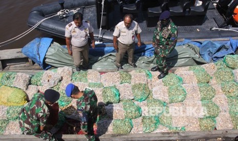 Sejumlah personil TNI AL dan petugas karantina memeriksa karung jaring (kampit) berisi jahe selundupan dari Malaysia di pelabuhan Lanal Dumai di Dumai, Riau, Rabu (6/2/2019). 