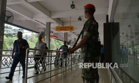  Sejumlah personil TNI AU berjaga di Bandara Halim Perdanakusuma, Jakarta, Rabu (1/3).