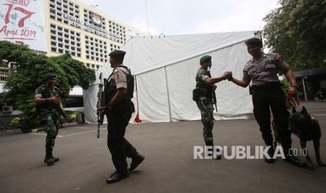 Sejumlah personil TNI dan Polri melakukan pengamanan di Gedung KPU RI, Jakarta, Kamis (18/4/2019). 