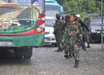 Sejumlah personil TNI dengan senjata lengkap berpatroli di kawasan Freeport, Timika, Papua (ilustrasi).