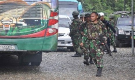 Sejumlah personil TNI dengan senjata lengkap berpatroli di kawasan Freeport, Timika, Papua (ilustrasi).