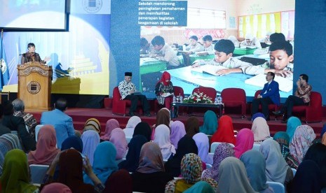 Sejumlah perwakilan dari perguruan tinggi hadir pada acara 'Institusional Leadership' bertajuk 'Peran Perguruan Tinggi Dalam Membangun Masyarakat Bermartabat Yang Berakhlak Mulia, Cerdas, Tangguh dan visioner' di Aula Unisba, Bandung, Sabtu (30/10)