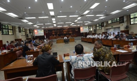  Sejumlah perwakilan dari pihak pelapor mengikuti gelar perkara dugaan kasus penistaan agama di Rupatama Mabes Polri, Jakarta, Selasa (15/11)