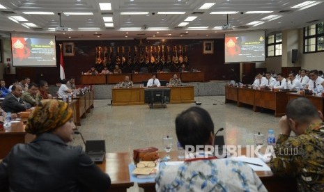 Sejumlah perwakilan dari pihak pelapor mengikuti gelar perkara dugaan kasus penistaan agama di Rupatama Mabes Polri, Jakarta, Selasa (15/11).