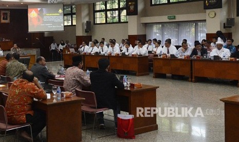 Sejumlah perwakilan dari pihak pelapor mengikuti gelar perkara dugaan kasus penistaan agama di Rupatama Mabes Polri, Jakarta, Selasa (15/11). Gelar perkara dengan terlapor Basuki Tjahaja Purnama atau Ahok terkait kasus dugaan penistaan agama tersebut dilak