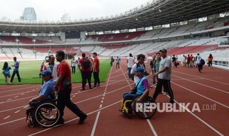 Sejumlah perwakilan delegasi negara peserta Asian Para Games meninjau Stadion Utama Gelora Bung Karno di Senayan, Jakarta, Kamis (12/4). 