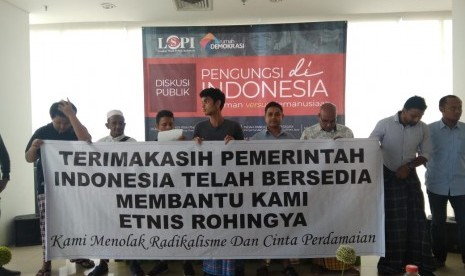 Sejumlah perwakilan etnis Rohingya yang mengungsi di Indonesia saat menjadi peserta diskusi di Jakarta, Sabtu (24/11).