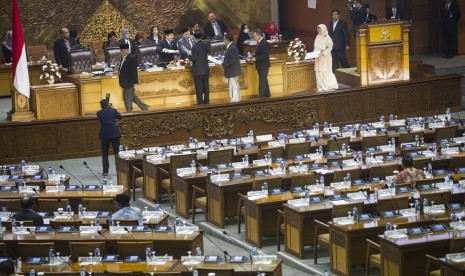 Sejumlah perwakilan fraksi menyampaikan berkas pendapat kepada pimpinan Rapat Paripurna DPR di Kompleks Parlemen, Senayan, Jakarta, Kamis (26/5).  (Antara/Sigid Kurniawan)