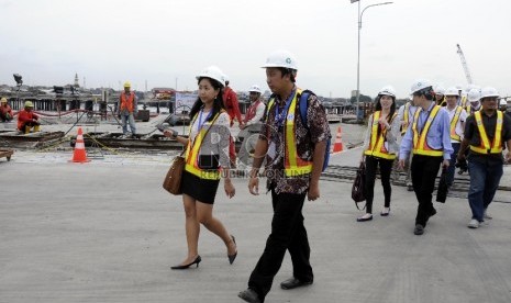 Sejumlah perwakilan investor asing dan dalam negri berbincang saat meninjau perkembangan proyek pembangunan NewPriok Port (Pelabuhan Kalibaru) di Tanjung Priok, Jakarta, Senin (26/1).