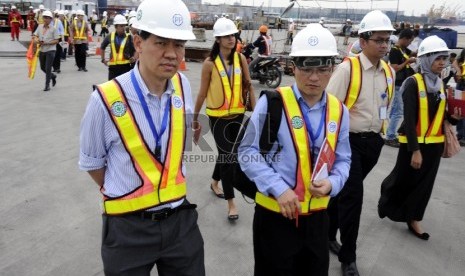 Sejumlah perwakilan investor asing dan dalam negri berbincang saat meninjau perkembangan proyek pembangunan NewPriok Port (Pelabuhan Kalibaru) di Tanjung Priok, Jakarta, Senin (26/1).