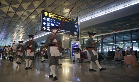 Sejumlah perwakilan karyawan PT Angkasa Pura II melakukan Parade Prajurit dalam rangka memperingati hari Sumpah Pemuda Ke- 93 di Terminal 3 Bandara Soekarno Hatta, Tangerang, Banten, Kamis (28/10/2021). Acara yang mengambil tema 